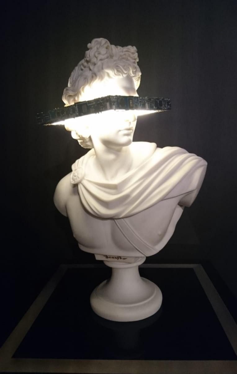 Аполлон, трансформация личности, 2019 г Мраморная крошка, элементы компьютерных систем, светодиоды.