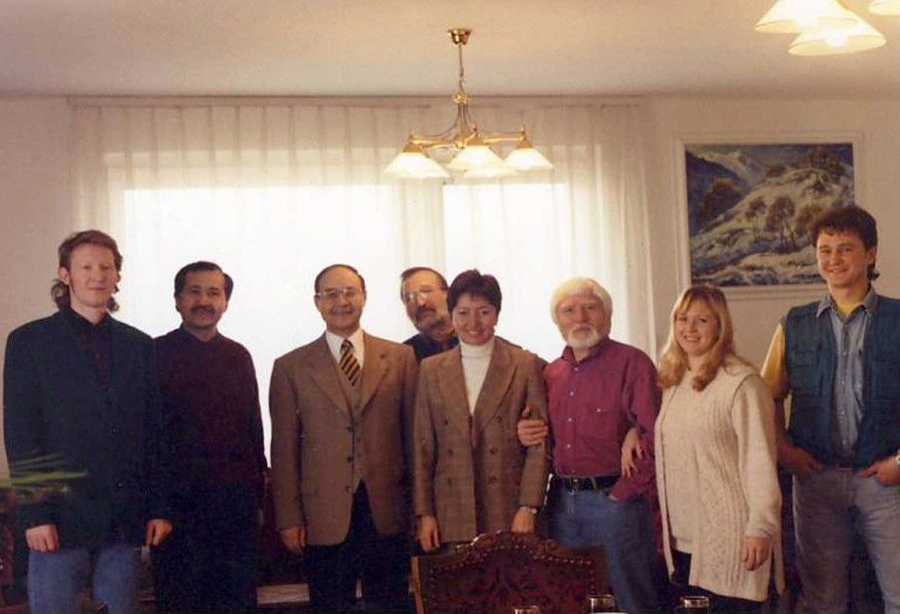 Передача живописной работы «Кочевники» в коллекцию посольства Республики Казахстан