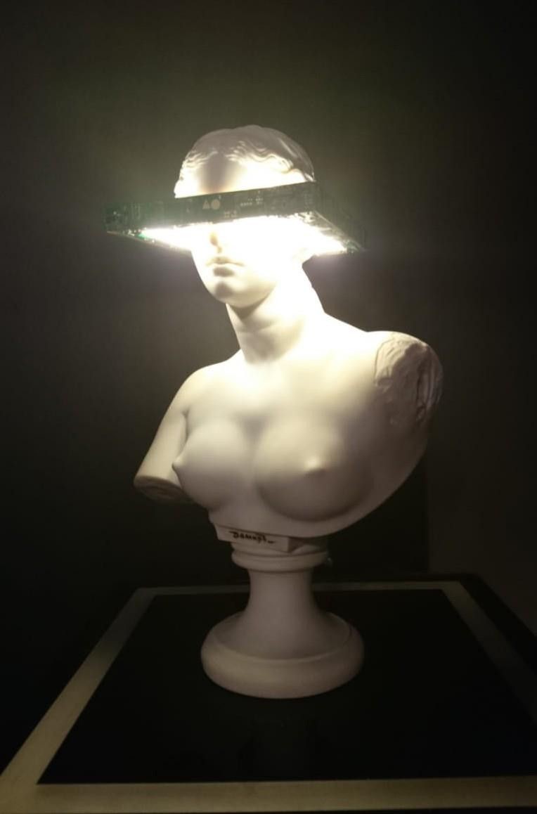 Афродита, трансформация личности, 2019 г Мраморная крошка, элементы компьютерных систем, светодиоды.
